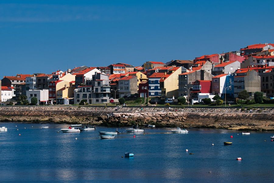 Un petit port aux maisons colorées, des barques au mouillage